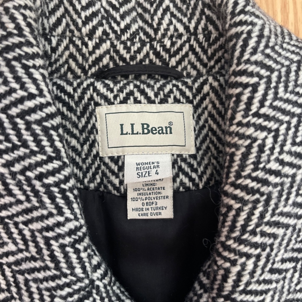 Women’s L.L. Bean Black and White Herringbone Cross Button Tweed Coat Size 4 - Picture 5 of 6